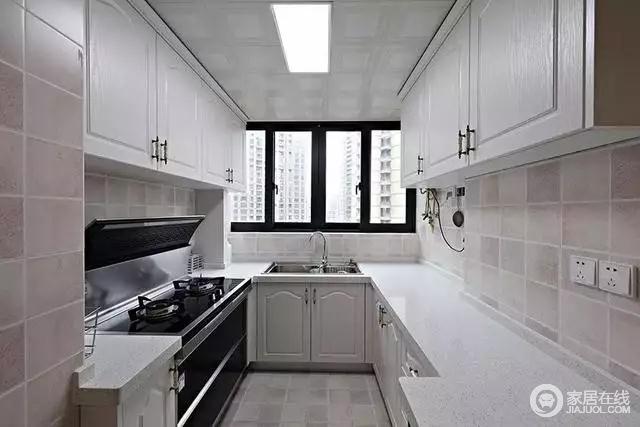 厨房，安装了U型橱柜，大大提高了空间的利用率
