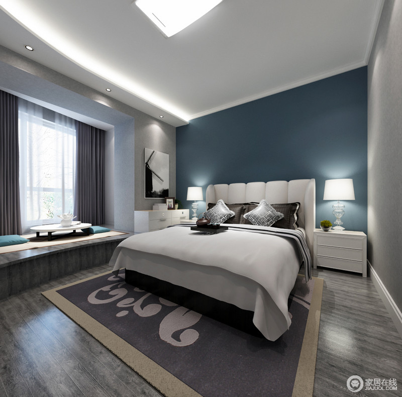 木灰色地板有着自然的萧冷，立面的墨蓝色更注入时尚元素，令白色环抱式双人床设计感犹为强烈，简单地道出生活的品质；对称地方式将家具陈列在空间，而简单的榻榻米中正整洁、优雅静谧。