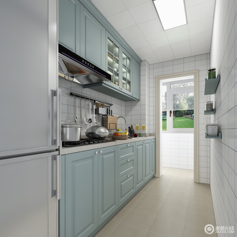 厨房采用蓝色造型门板的橱柜，搭配着小方格墙砖，蓝白的搭配让油腻的厨房变得清新了许多。