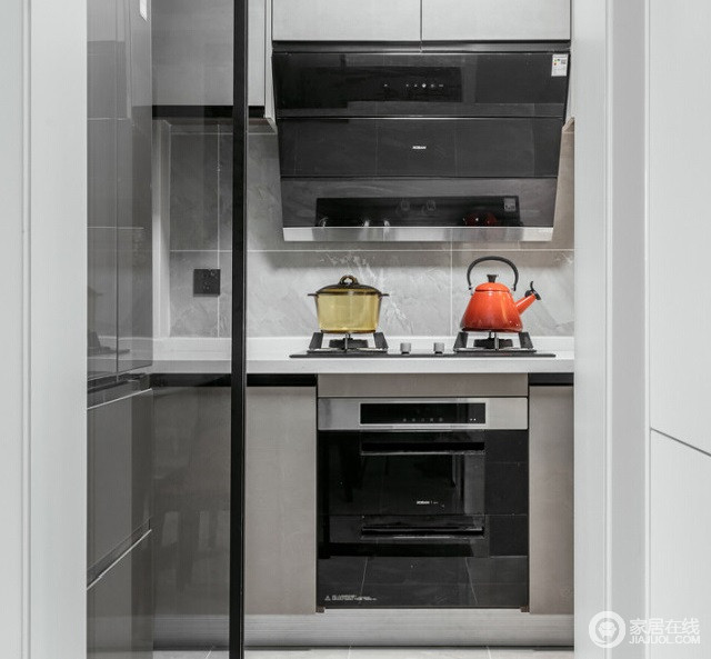 厨房灰色橱柜，墙地一体灰白色大理石砖，与橱柜让整体设计都格外利落，协调出生活的利落和品质。
