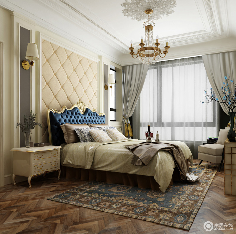 卧室里床头米黄色的软包与描金镶嵌的藏蓝色床头，相得益彰并制造鲜明层次；素朴低调的床品与地毯上，印花轻盈柔和，空间展现出婧秀气质。