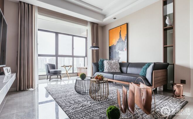 个性化的家具搭配组合，打造不一样的客厅格调，黑皮沙发搭配金属圆几，构成整个家的利落。