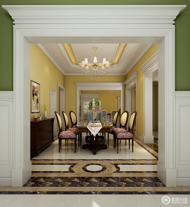明黄色的空间中，可窥见白色门框成为最百变的装饰，与古典餐椅形成时尚秀场上的焦点，也显得餐厅华丽。