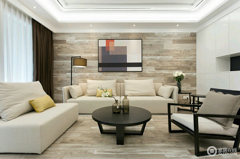 客厅沙发背景墙与地面形成视觉上的延展呼应，搭配清新的米黄皮质沙发，营造出温馨硬朗的简洁感。