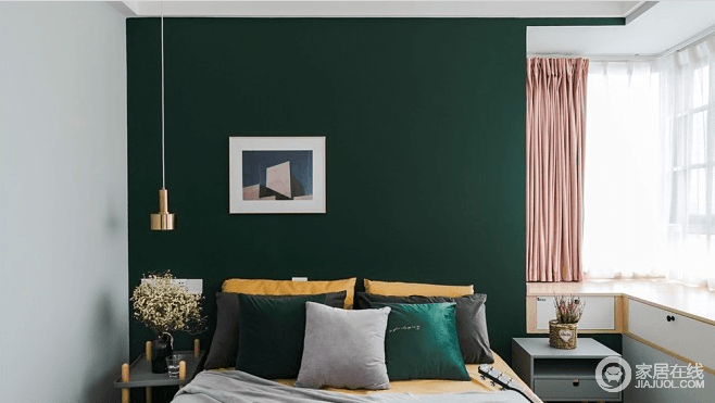 主卧空间选用墨绿色墙体搭配金属色、明黄色软装，平和自持，舒缓雅致，让视觉达到完美平衡；飘窗位置抬高，利用有限的空间增添了收纳抽屉，提高了主卧的空间利用率。