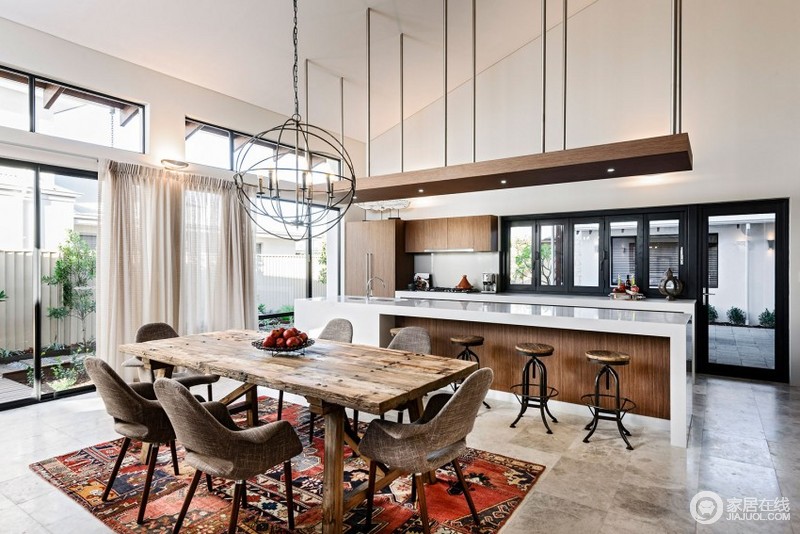 客厅，厨房和餐厅设置一个宽敞的家充满了光和原木设计元素的色调