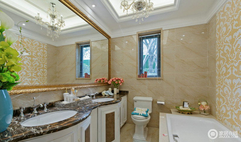 淡黄色的卫浴间除了满足实用性外，大理石盥洗台给予空间更现代的设计。