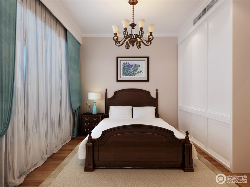 温暖的驼粉色营造出轻柔的卧室氛围，深棕色的实木双人床则沉厚温和，深浅之间搭配了蓝白色调，为空间注入了清爽气息，营造日常生活里的清新小调。