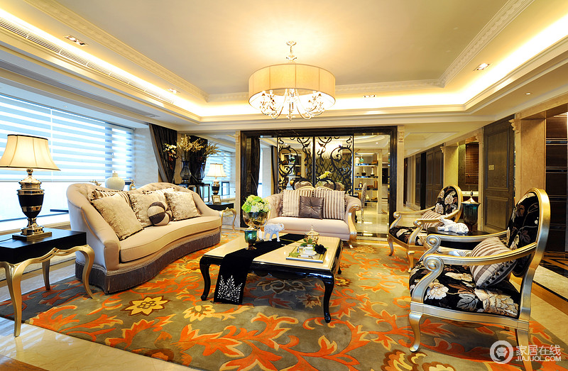 色彩鲜艳的布艺沙发，都是欧式客厅里的主角。