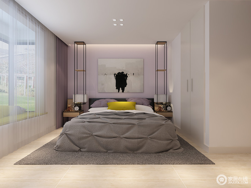 卧室以优雅的粉紫色作为床头背景，靠枕和窗帘色调与之呼应，带来优雅高贵感；铁艺格架装饰的灯饰个性独特，平添一丝工业风；灰色的床品和地毯色调一致，沉稳的搭配出休闲意味。