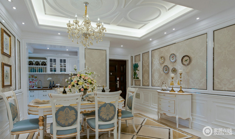 白色的空间里法式镶金边餐桌和餐椅尽显奢华，对侧边柜秀雅慧中地与放置的烛台形成轻奢之调，令餐厅更显品质。