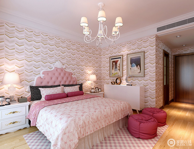 儿童房的墙面壁纸图案鲜明跃动，瞬间活力了空间氛围。公主风的双人床上，床品粉白中一抹波点黑，搭配双色格纹地毯，空间处处透着温婉可爱的浪漫梦幻。