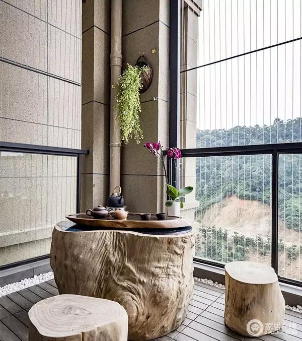 阳台上的茶桌椅却很有中国风的味道，古色古香的，这就说明了不同元素和不同风格是可以相互融合的，在装修过程中还是要注重自己的想法