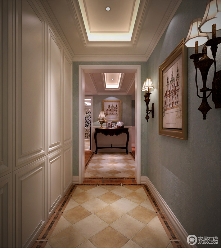 设计师准确地将走廊定位为美式，并利用大量的美式元素进行装饰，如浅色壁纸、美式吊灯、边柜，突显出清幽与和煦。