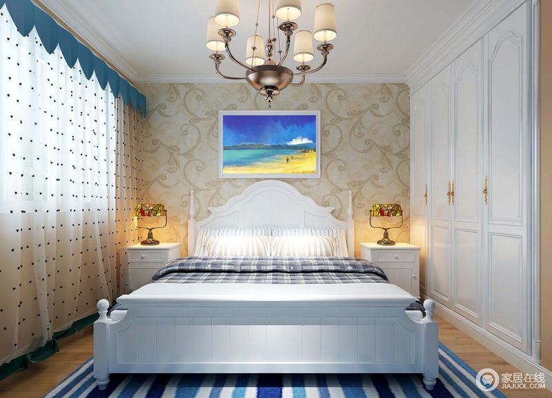 卧室将白色衣柜镶嵌在墙体内，增加空间的整体感；白色欧式双人床、边柜张扬着地中海空间的白净，与蓝色条纹地毯呈现出令人心旷神怡的舒适。