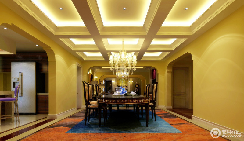 餐厅与厨房通过拱形门联系且分隔，红云纹地板中间用蓝色的地毯划分出用餐区域。九宫格的天花吊顶添加了灯管与射灯，在柔和亮雅的光线下，使鹅黄色的墙面显得更加通透光亮。