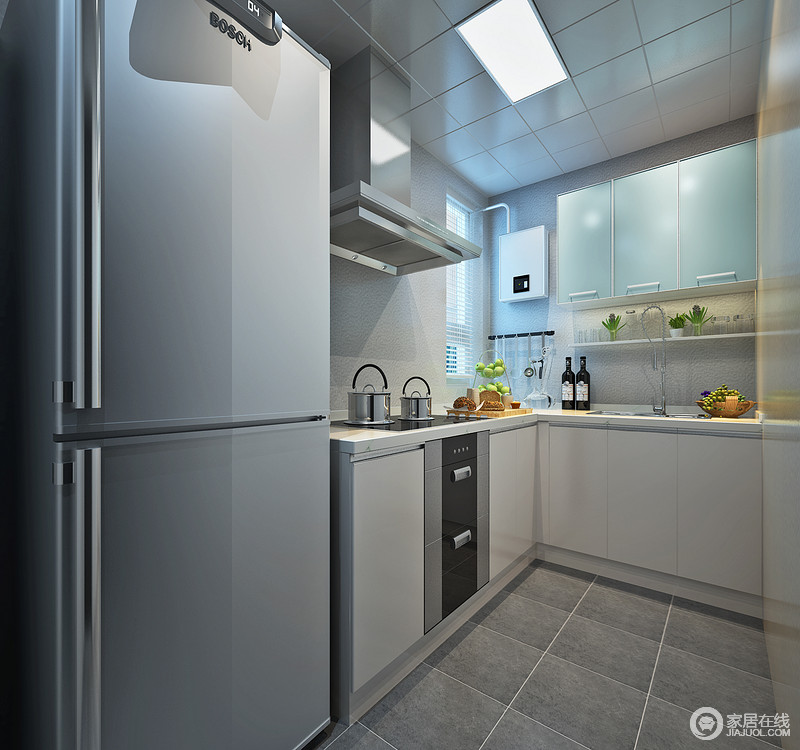 灰色与灰白色，最容易打造空间的精致质感。对于厨房来说，质感的空间比较容易引起烹饪的兴趣。在简单有序的空间内，适当点缀的浅蓝色，与搁板上的小多肉一起，使空间清新起来。