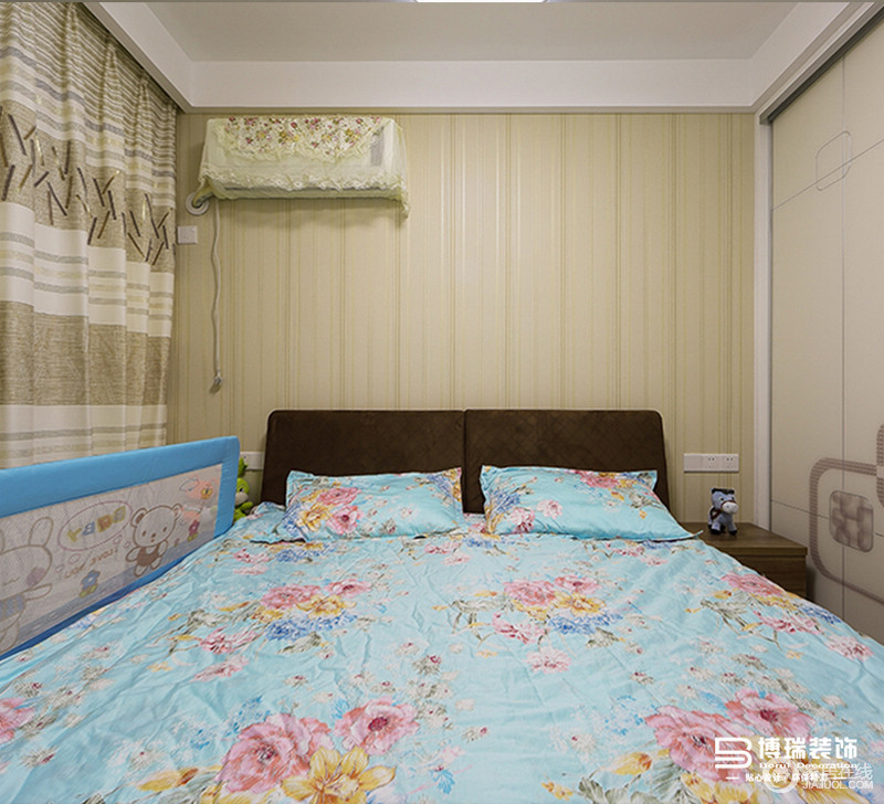 虽然卧室不大，但是因为蓝色碎花浅床品搭配，让整个空间不会那么死气沉沉，而且会美中缔造着舒适感。
