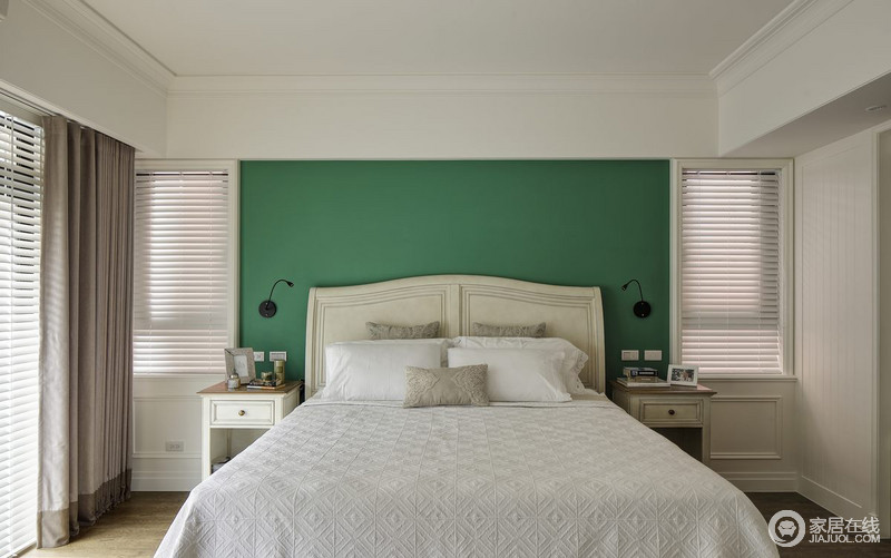 卧室以白色为主调，就连美式实木家具都以白色为主，构建一种现代美式的轻快；绿色漆粉刷的背景墙多了生机感，让人心生雅静；台灯与床头柜成双成对，让空间在和谐中，营造出美式质感。