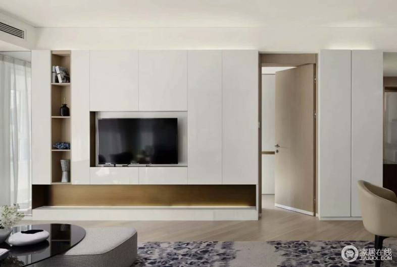 用清爽洁净的白色作为主色调，电视柜利用大面积的白色调，创造出整体空间的纯洁美感。