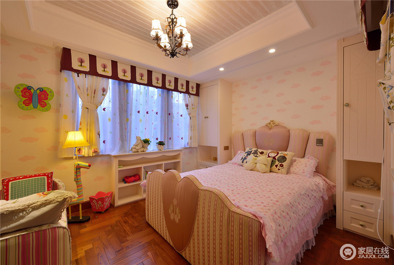 粉色鲜亮的女儿房，温馨柔软的墙纸与布艺来装点。