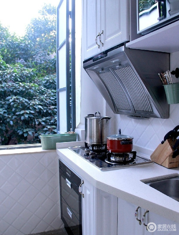 厨房以白色为主，虽然空间不算大，但是功能性极佳；简欧橱柜与现代化的电器让生活更为便捷，也更具品质。