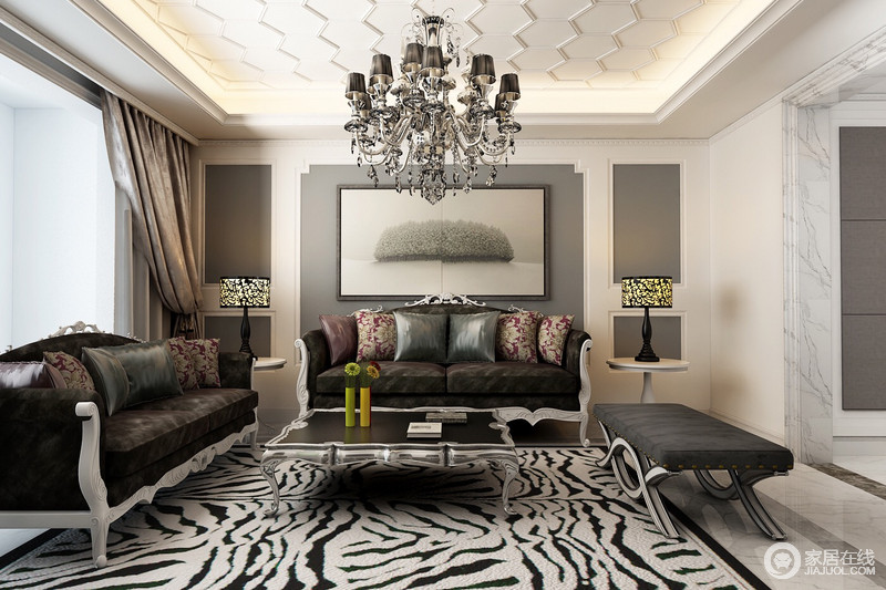 客厅中选用优雅的灰色为墙面装饰，黑白斑马纹路的地毯将野性的自然点缀在客厅；花纹褐色沙发雍容华美，让空间充满时尚的古典格调。