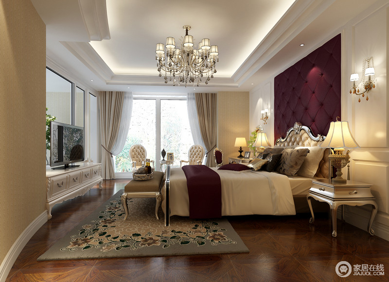 主卧空间床头主墙以紫色崩皮设计，两侧安装暖光壁灯，营造出高贵迷情的氛围，极具欧式元素的家具愈发彰显卧室的典雅高贵气质。