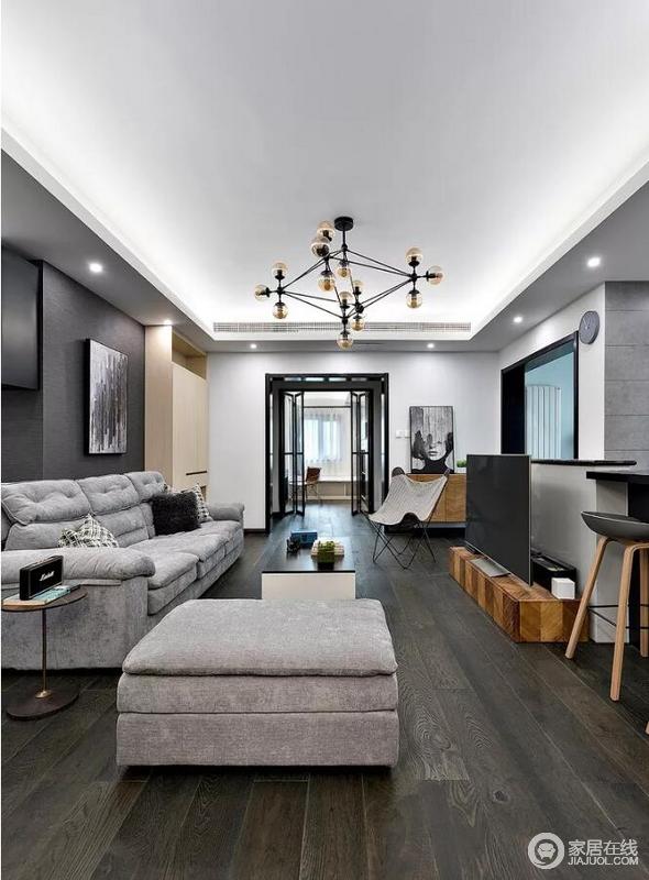  黑白加原木色为主色调，沙发背景墙局部深灰，墙面层次对比增加空间感。