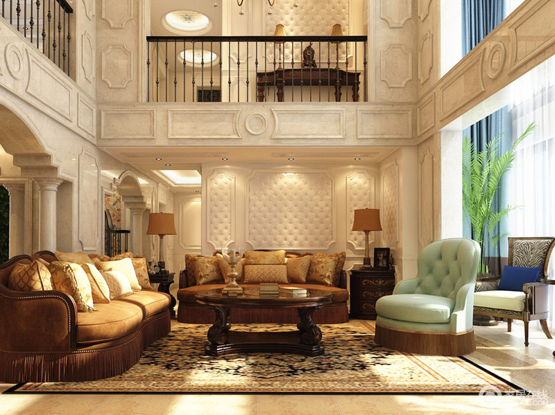 客厅挑高被扩大，彰显空间的空旷美且比例匀称，美式家具更让空间脱胎换骨。