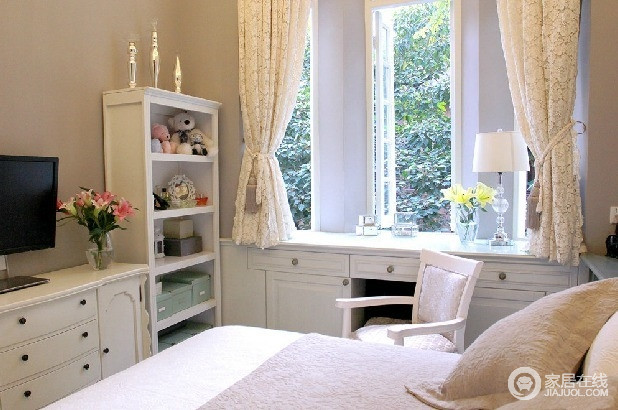 整个卧室以米白色为主色调，窗前摆放两组菱形的玻璃首饰盒更显生活情调；白色简欧家具衬托得房间甜美浪漫。