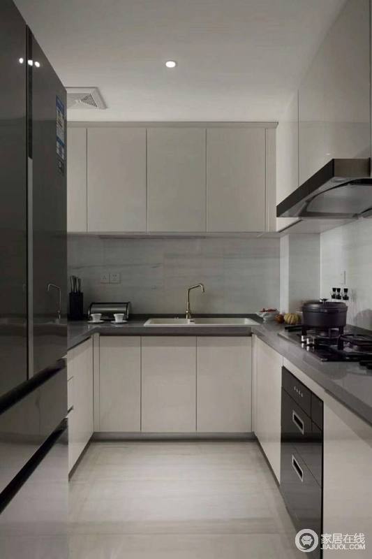 厨房没有过分的装饰，一切从功能出发，讲究造型比例适度、空间结构图明确美观，强调外观的明快。