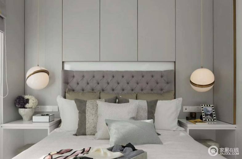 卧室的背景墙以线性的设计，让空间颇显舒适干净，令原本的浅色调设计更显质感；圆球吊灯让空间多了几何之美，搭配床品足以改善睡眠。