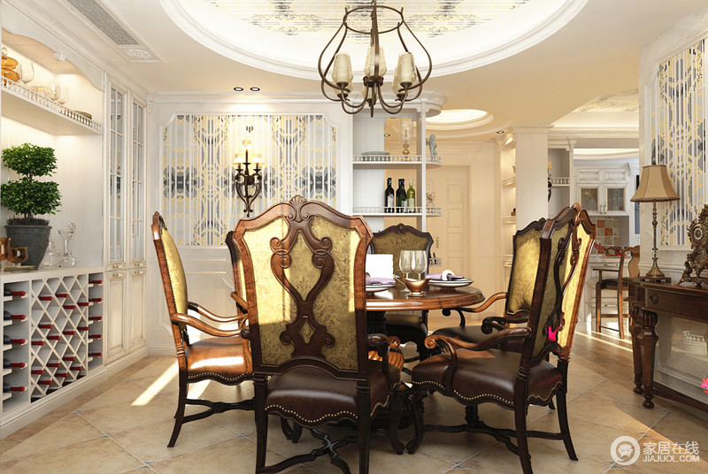 餐厅区铁艺吊灯与棕色餐椅色调相近，相互配合，打造了一个美式休闲式的就餐环境。