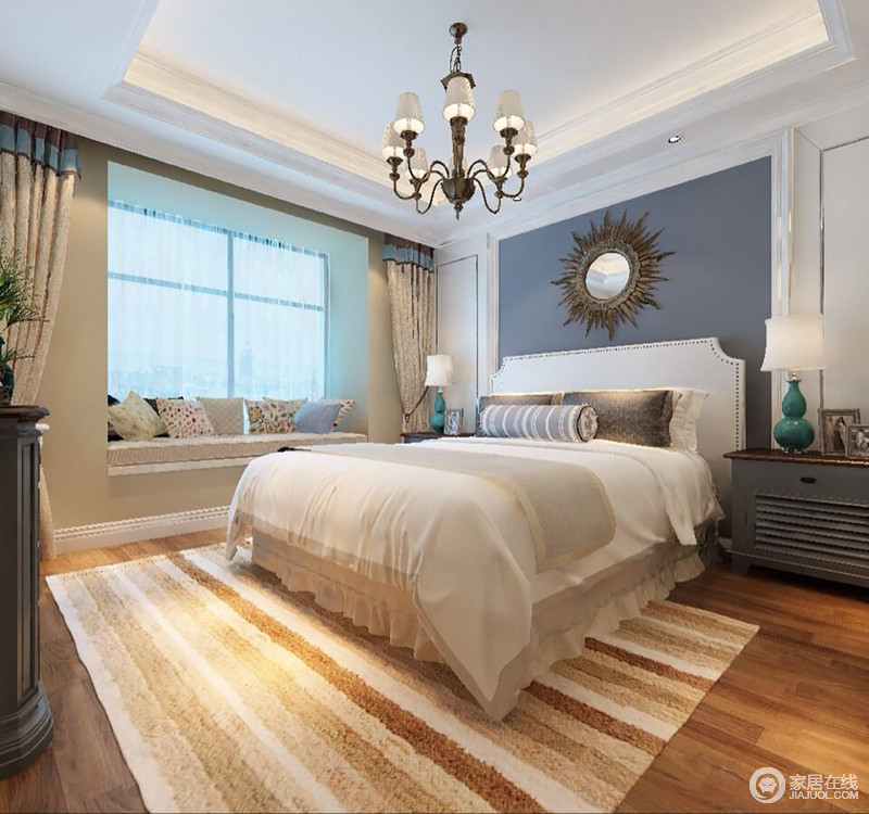 卧室以现代美式家具来布置整体空间，从青色葫芦状台灯、条纹地毯和实木家具的组合搭配中便可感受到庄重与儒雅；而以暖色作主调，搭配现代感的家具典雅中不乏质感。