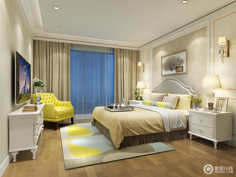 优雅的驼色在卧室中大面积铺展，使空间看上去温暖细腻。而张扬的柠檬黄则赋予了空间春夏般的明亮，简白家具沉静点缀，空间闪烁着如星光般的奢华美感。