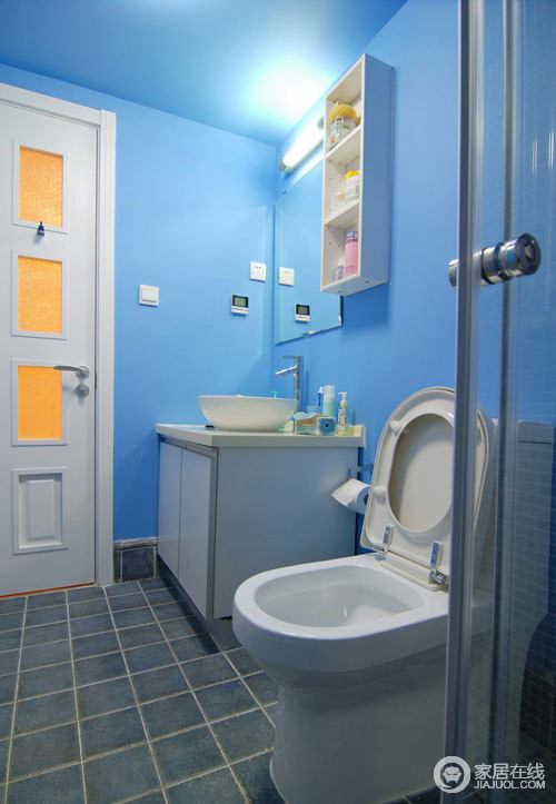 卫生间粉刷成蓝色，与白色的盥洗台和洁具搭配出蓝白之和；玻璃、陶瓷、木门等多材料运用，让空间的表现更有变化，也具有了设计感。