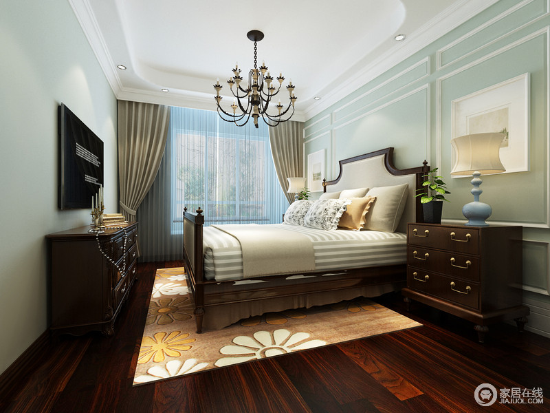 卧室将地板与家具选用同色系，保留空间沉稳的根基；将床品与墙面以清爽的灰白、水蓝为主。一深一浅的空间配色，少了厚重古板，多了份调皮轻松。