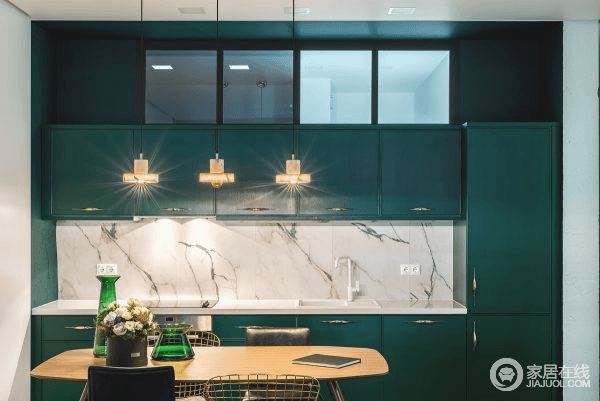 厨房绿色的橱柜搭配金属吊灯，看上去颇为个性和贵气，而灰白色大理石台面不仅易于打理，更是让空间多了一份材质美学。