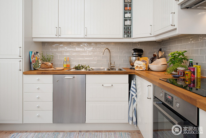 厨房利用白色橱柜与整体北欧设计相匹配，黄色实木台面增加了色彩暖度，与立面的银色金属面板对比中让空间更显品质！