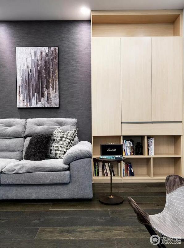  原木色和纯色家具，提亮空间。配合不同颜色、材质的变化，让背景墙实用而有设计感。