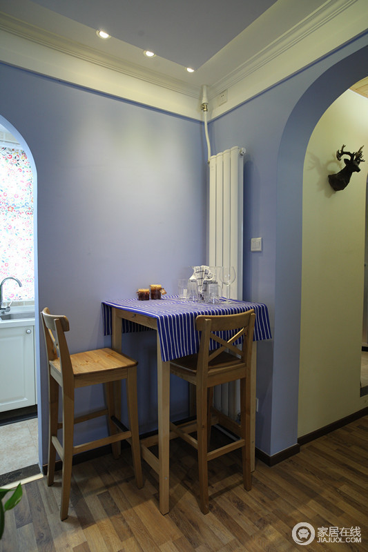 餐厅不需要太大，设置在墙角处，高挑简单的餐桌椅与地板色匹配；蓝白色条纹桌布与淡紫色墙面搭配出地中海的浪漫风。