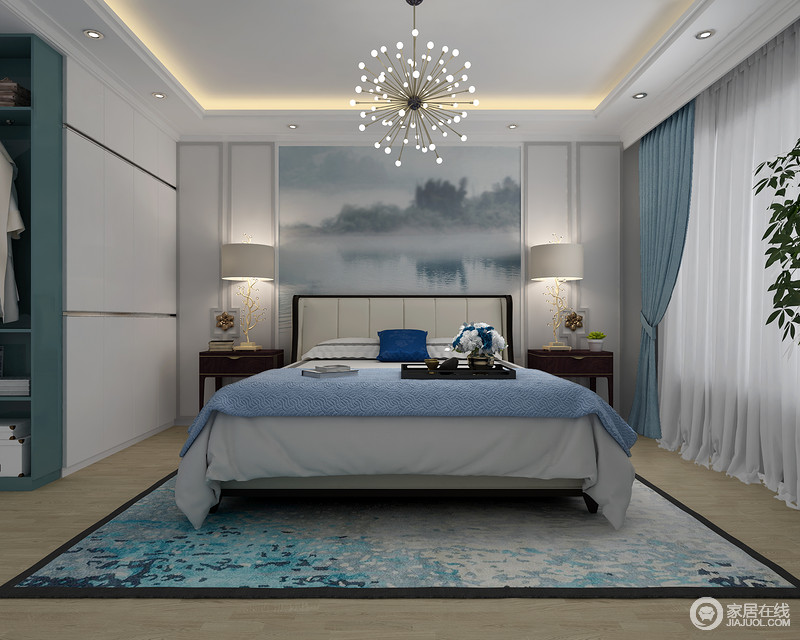 卧室以温馨和舒适为主，所以，在灯光的配置上，便以简约时尚的吊灯搭配台灯的形式，让功能照明和氛围照片相结合，给人一种安适；白色定制的衣柜增加了悬挂区，让日常生活更为简单，新中式床头柜更填稳重，却因蓝白主调的软装，给生活带来一阵清雅。