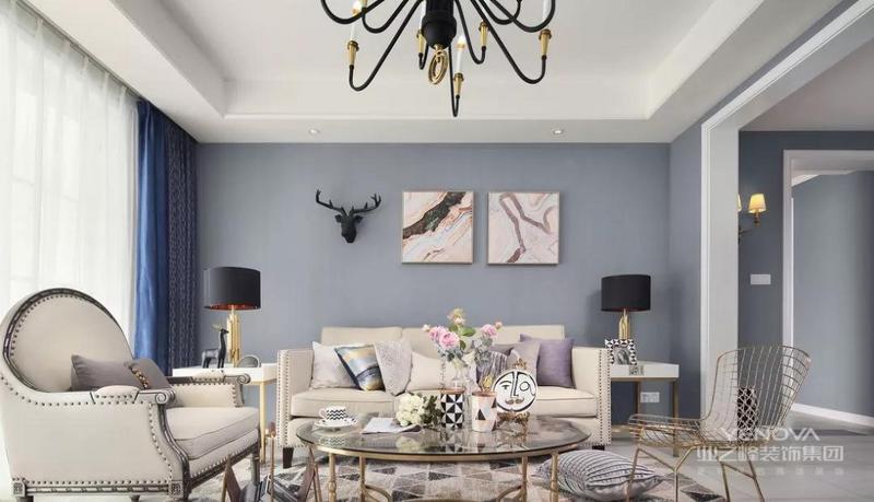 光线透过窗纱照射到客厅
地毯上几何图案的颜色刚好和家具匹配
蓝色的窗帘
给整个空间带来一份安详与洁净