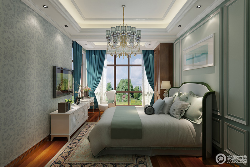 卧室运用了不同饱和度的蓝色和绿色，显得清新秀丽；宽敞的大落地窗引入自然光线的同时，将室外的绿意盎然呼应空间内的低饱和度的色彩，空间宛如带着夏日般的清爽。