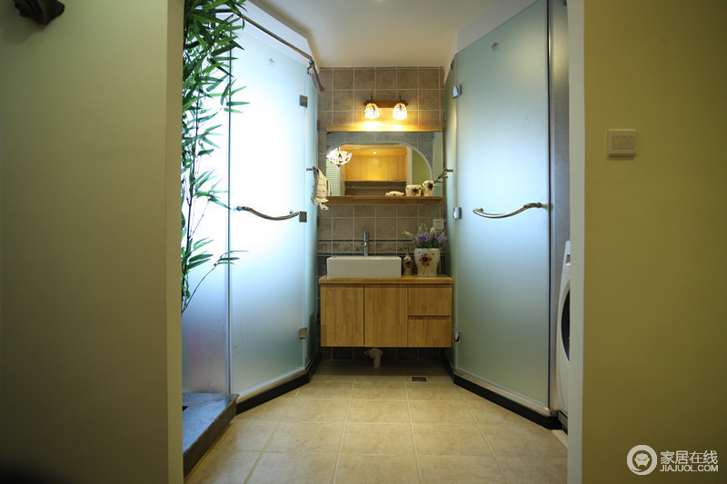 原先的卫生间特别小，改造后的卫生间大小适合，满足了主人的生活需求。淋浴房边上的绿植增添了自然气息，与主题呼应，是个不错的亮点。