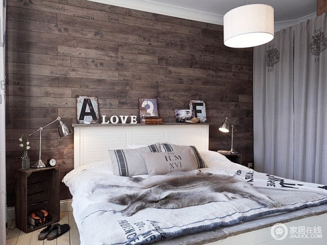 卧室利用实木作为背景墙，让白色调的空间多了份温和；白色圆形吊灯也加深了空间的色彩对比度，看似随意摆放的饰品，有序地将生活哲学表达得十分到位。