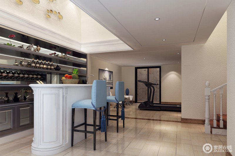 储酒柜上罗列的藏酒是业主的最爱，白色吧台质感优胜纯净，与天蓝色铆钉高脚椅搭配出清新的氛围，提升了品酒的氛围。
