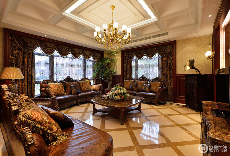 客厅沙发选用皮质，尽显奢华。