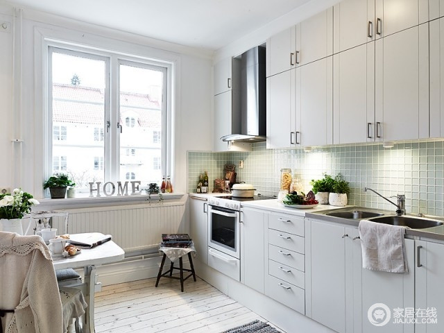厨房以白色为主，原木地板和简洁的边柜形成几何视觉反差，让空间在实用的同时更显北欧的特色。